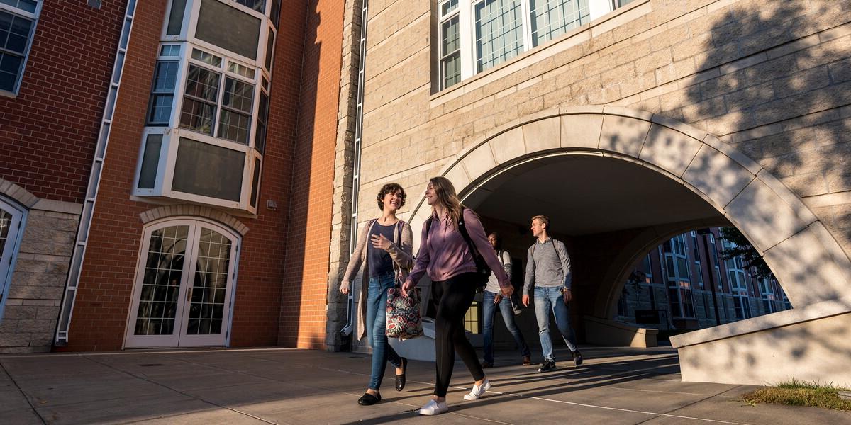 学生们在套房的拱门下行走